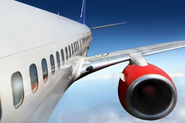 Hermosa vista del avión en vuelo