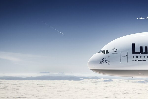 Un Boeing a 380 sobrevuela las nubes