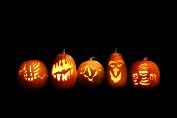 Calabazas de Halloween brillantes con diferentes patrones