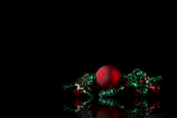 Juguetes de Navidad sobre fondo negro