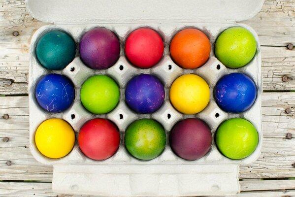 Huevos de Pascua multicolores en paquete