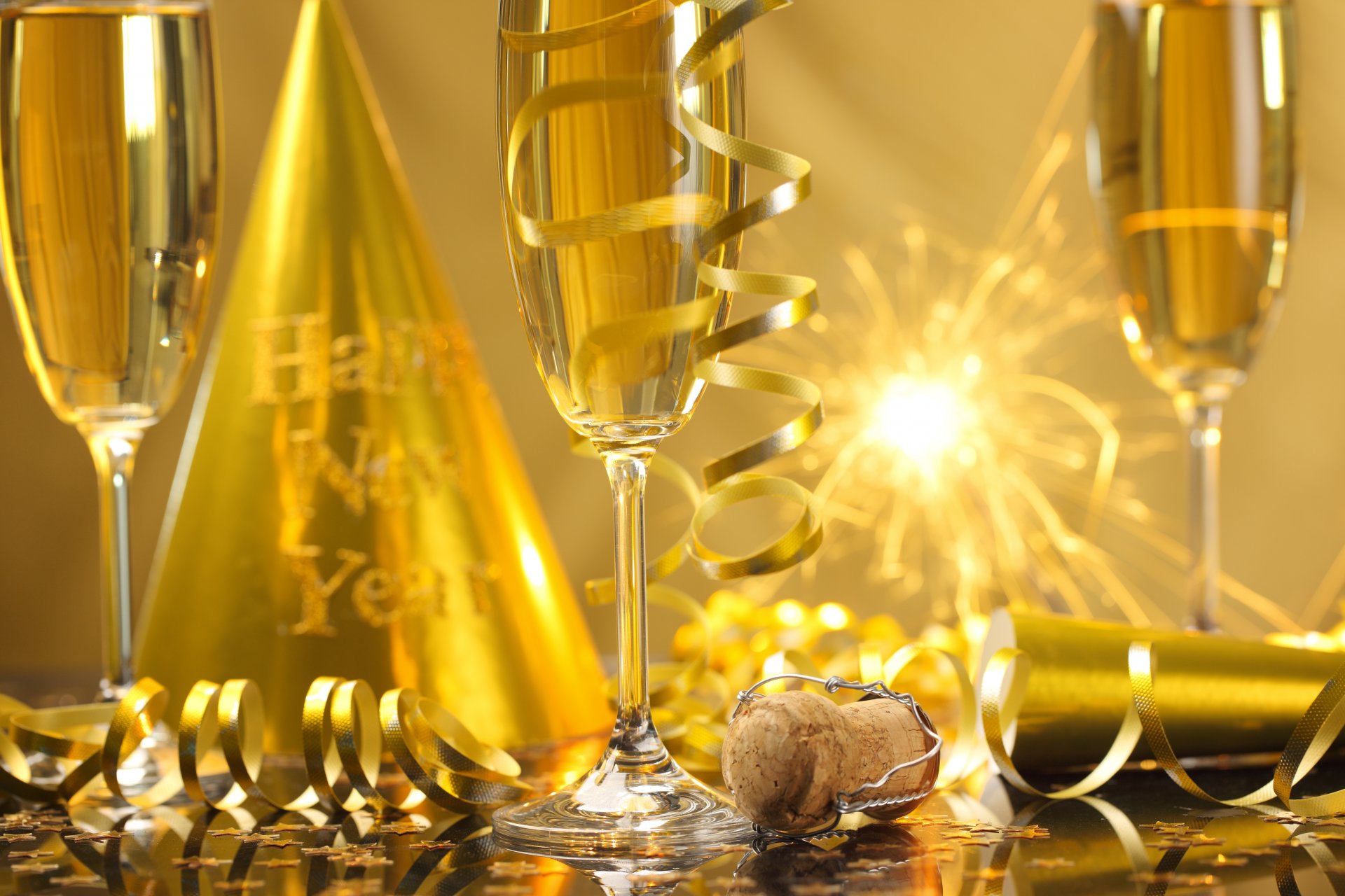 feliz año nuevo champán dorado vacaciones vacaciones copas de vino serpentina bengalas