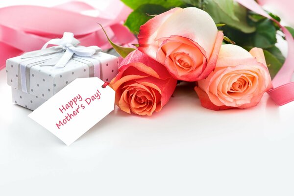 Rosas festivas Rosadas en la mesa
