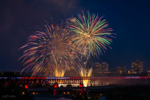 Fuegos artificiales festivos para el día de Canadá