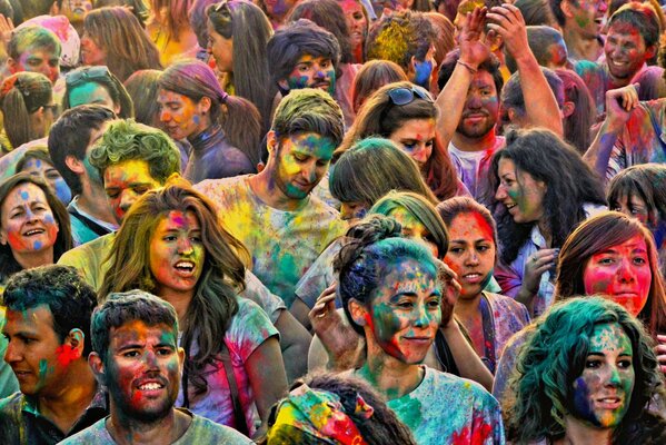 Una multitud alegre en Holi Holiday