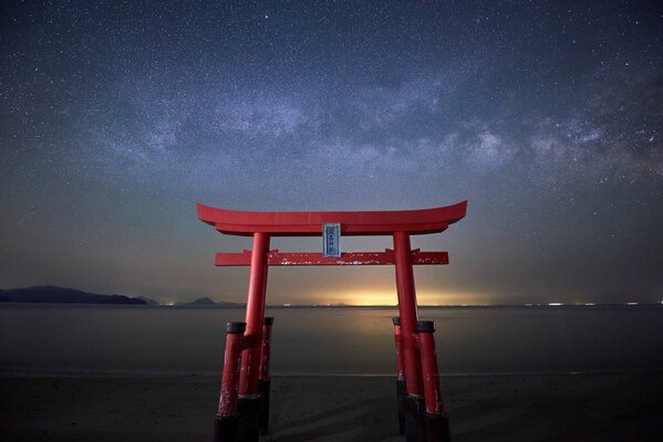 Puerta de Torii bajo el cielo estrellado