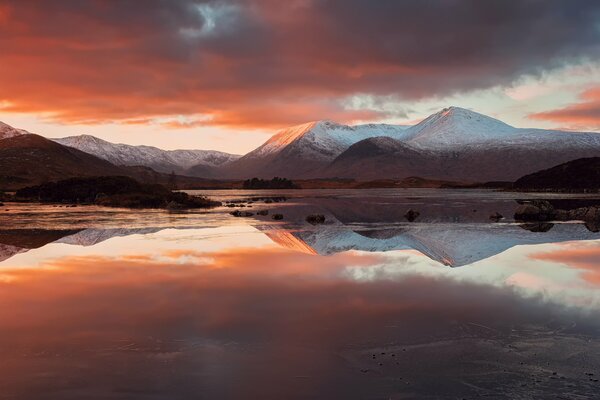 Reflejo de las tierras altas de Escocia en el lago