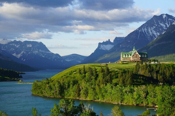 Hotel en una colina cerca del lago Waterton en Canadá