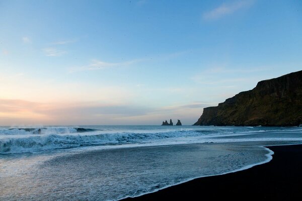 Playa de arena con olas