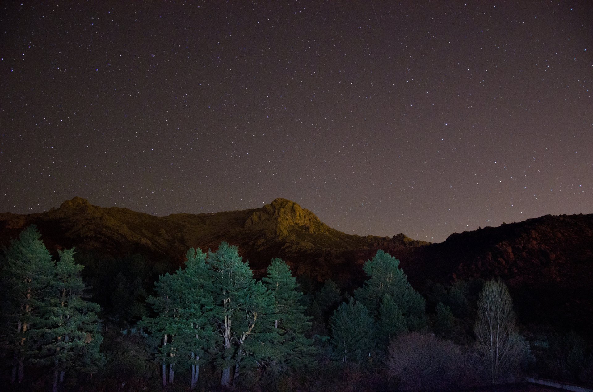 montañas árboles noche estrellas