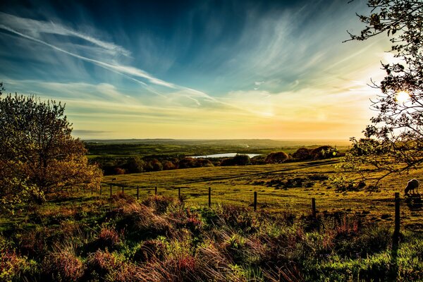 Los infinitos horizontes de Inglaterra contra el cielo y el campo