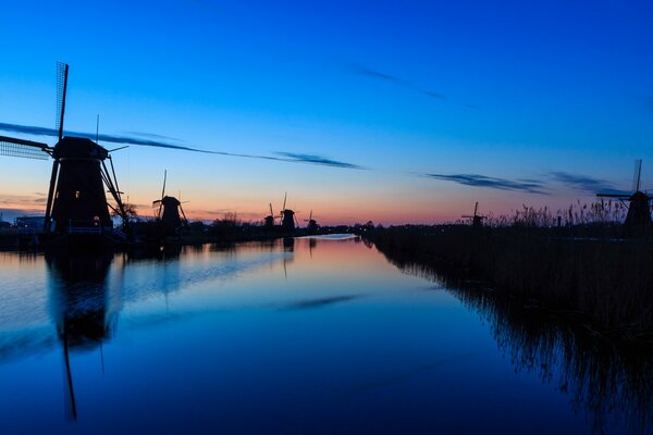 Río de la tarde en el fondo de una colorida puesta de sol