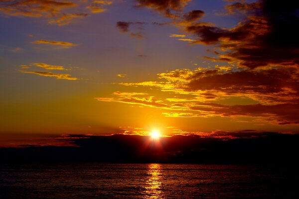 El sol se hunde en el mar cálido