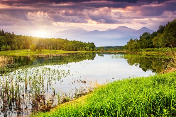 Las fascinantes nubes hermosas y el maravilloso paisaje de un río tranquilo