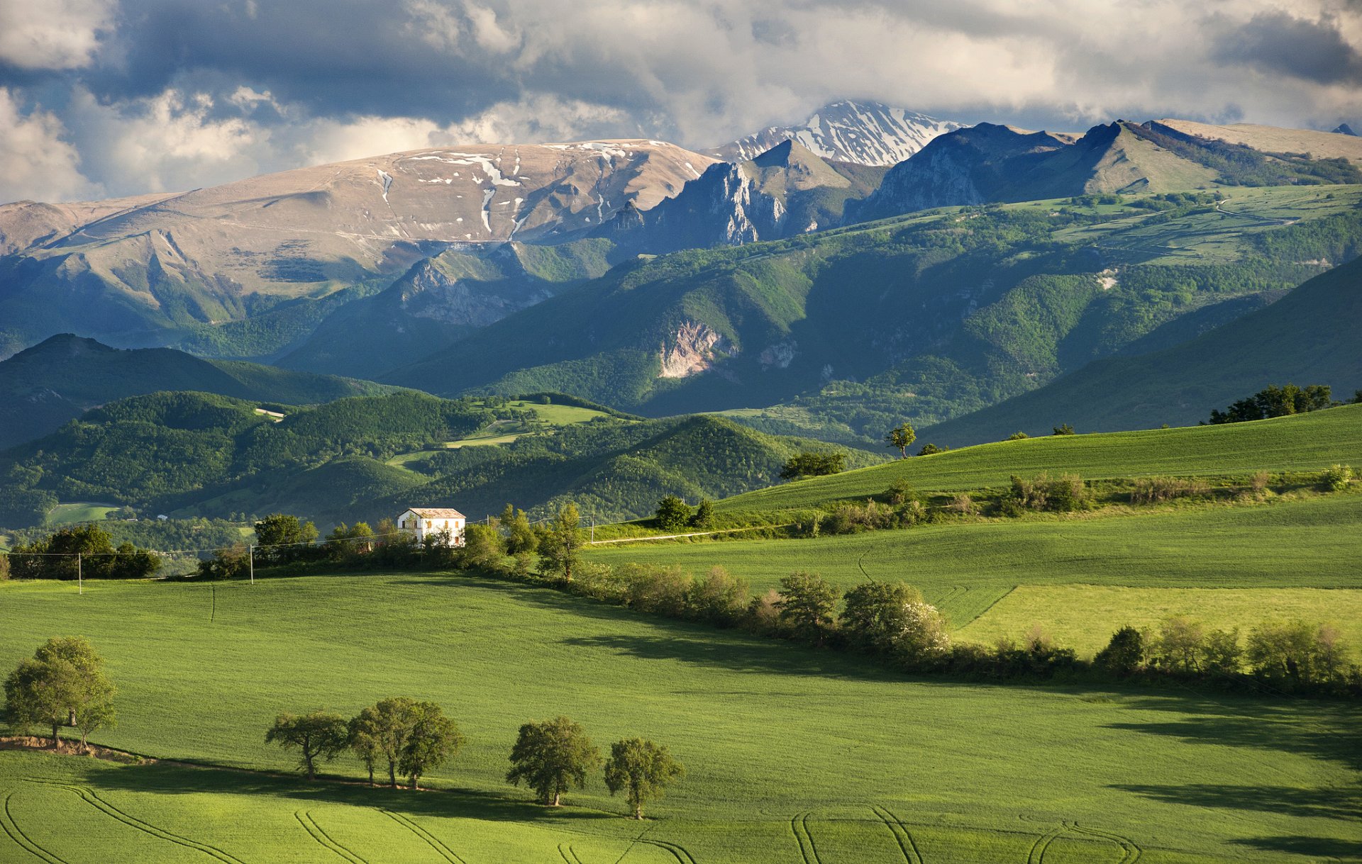 italia campo árboles casa montañas cielo nubes