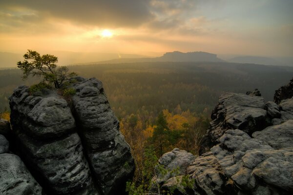 Paisaje de otoño con puesta de sol y montañas