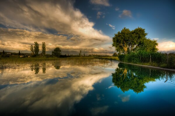 Naturaleza nocturna con lago