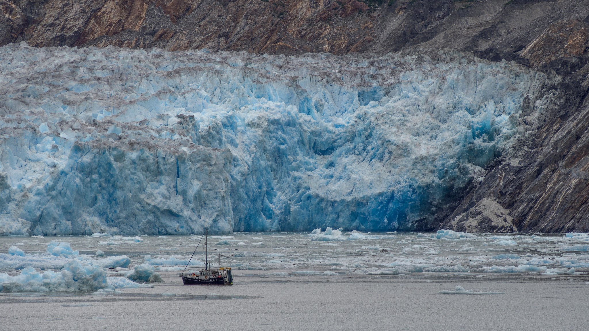 montañas glaciar mar barco
