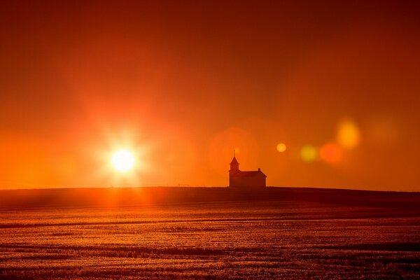 Puesta de sol escarlata en la iglesia de Eun