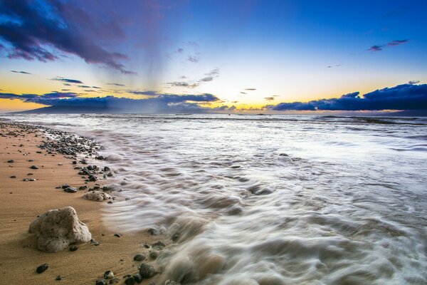 Playa y cielo ilimitado en el estado de Hawai