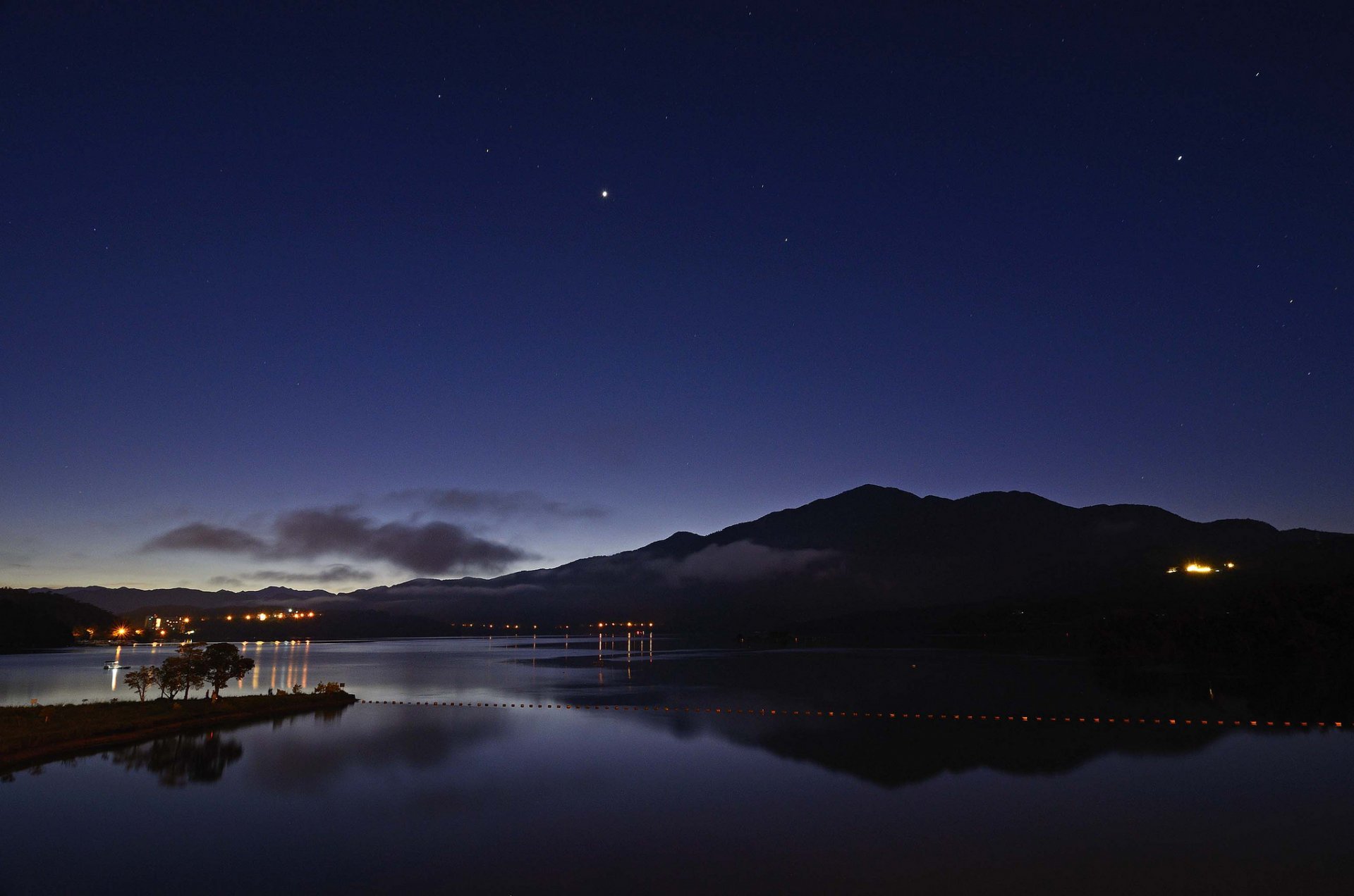 montañas bahía noche luces estrellas