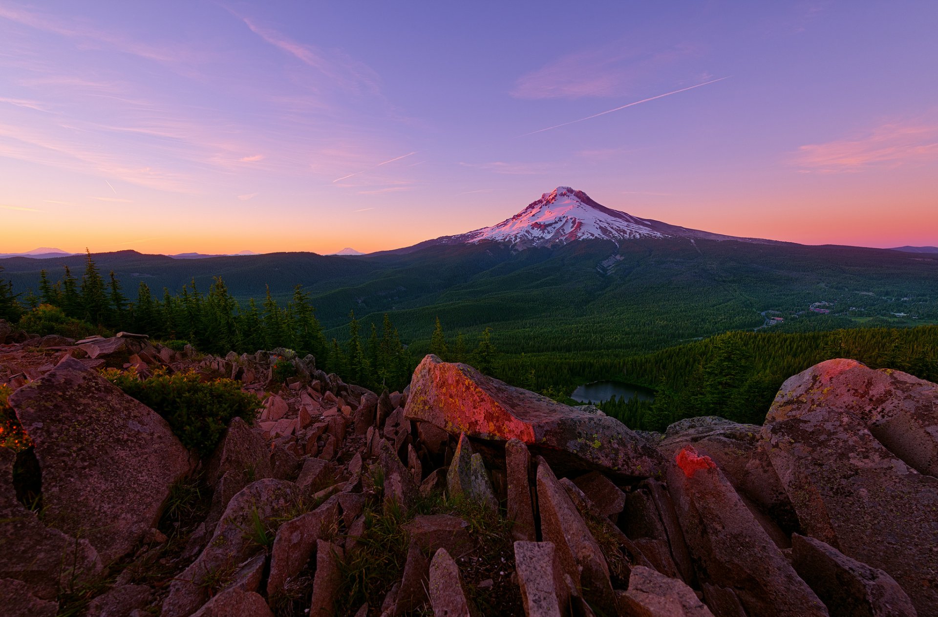 estados unidos oregon monte hood estratovolcán montaña bosque verano puesta de sol luz piedras