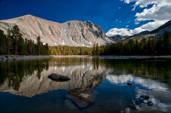 Las montañas y el agua son un pedazo de felicidad