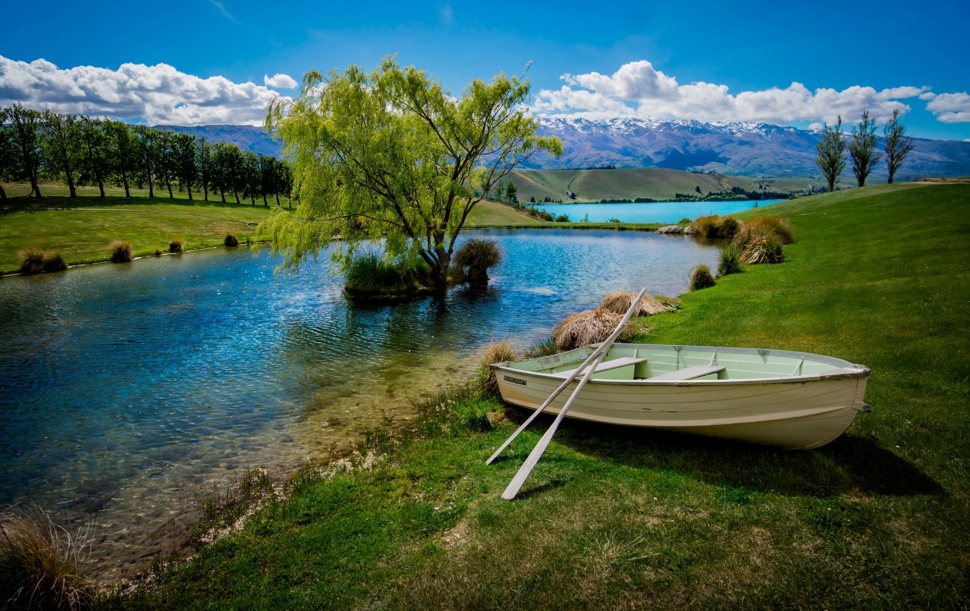 lago barco árboles montañas