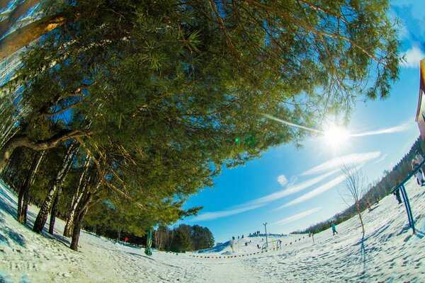 Montar desde una montaña rusa como un tipo separado de diversión de invierno