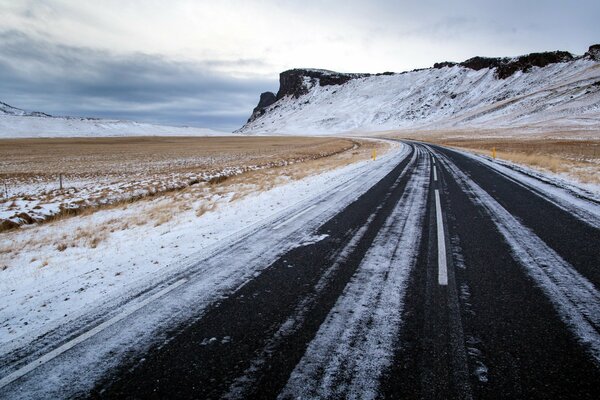 El camino de invierno a las montañas oscuras