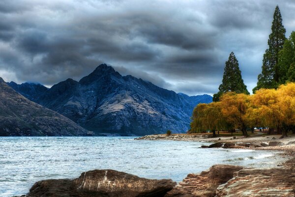 Paisaje de montaña con bosque de otoño