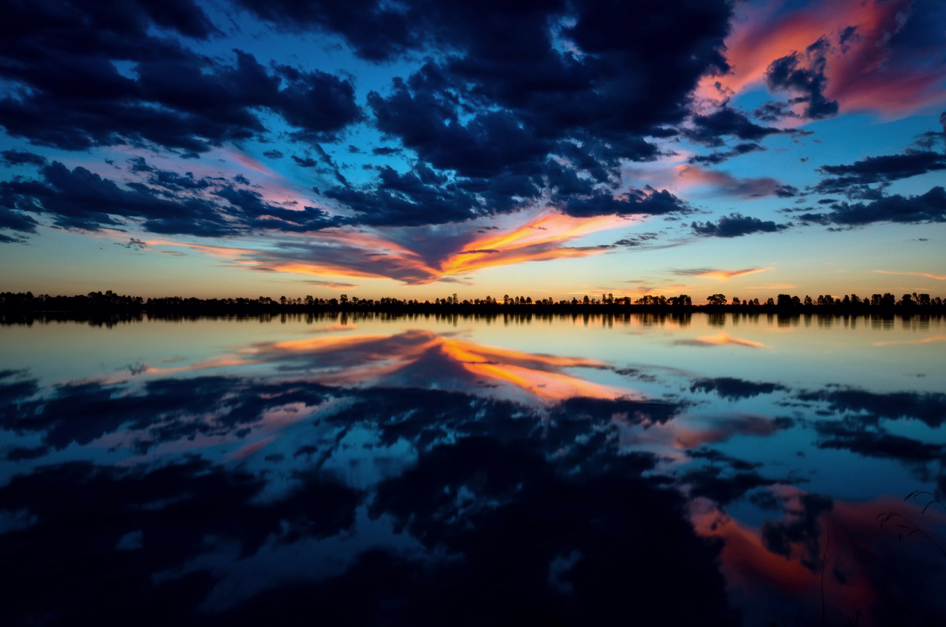 lago noche cielo nubes reflejos
