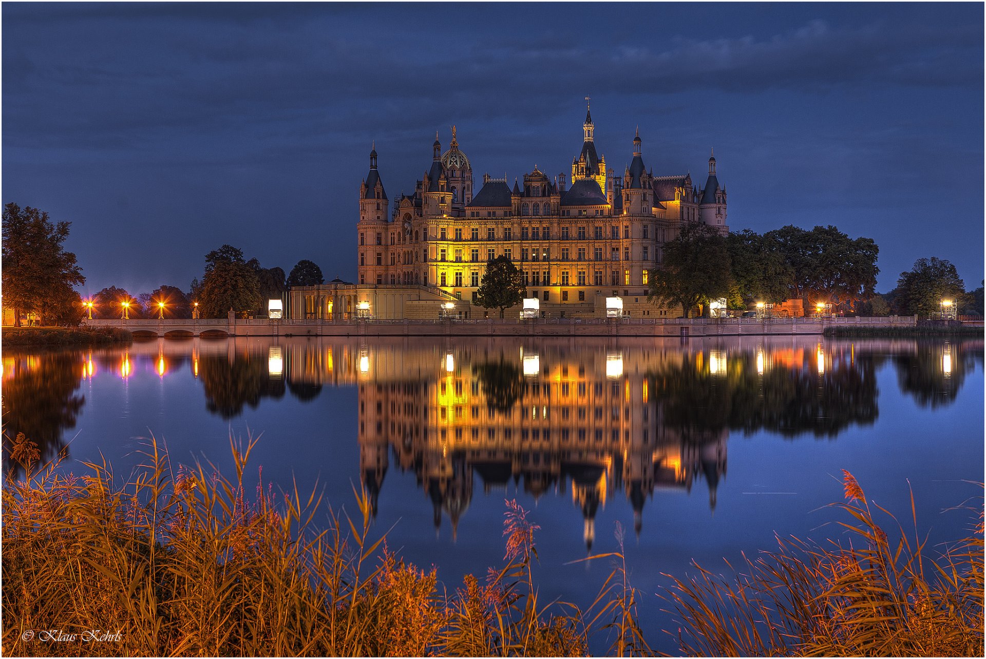 alemania schwerin castillo luces iluminación lago noche azul cielo reflexión