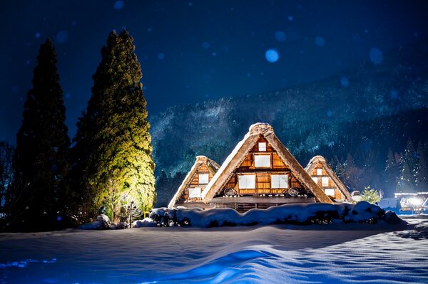 Luces de casas japonesas en invierno