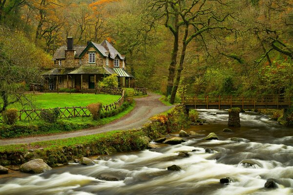 Puente sobre un río de montaña cerca del pueblo