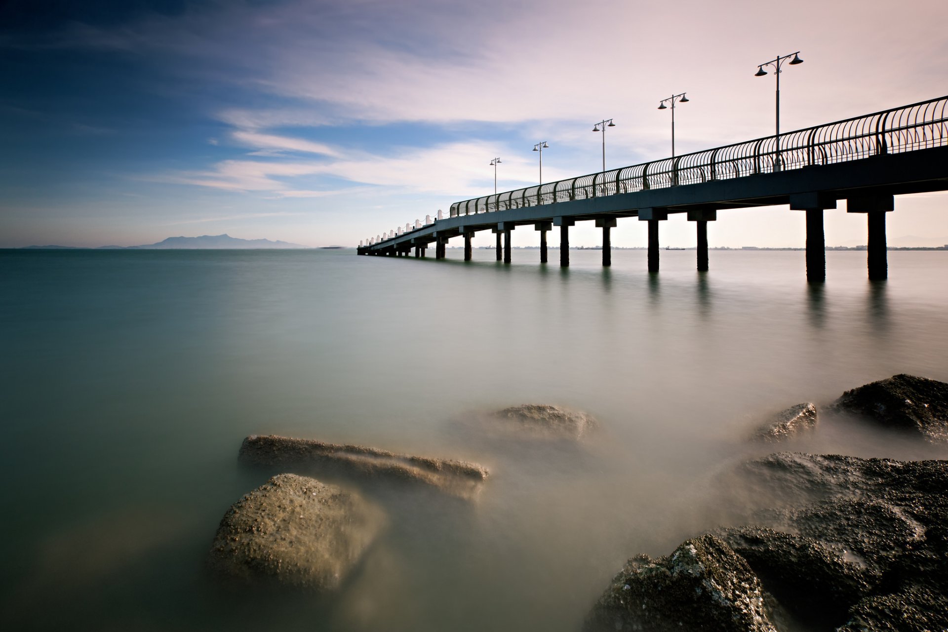 malasia mañana calma mar puente muelle costa piedras cielo nubes