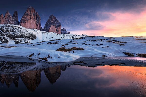 Fabulosa puesta de sol en el lago