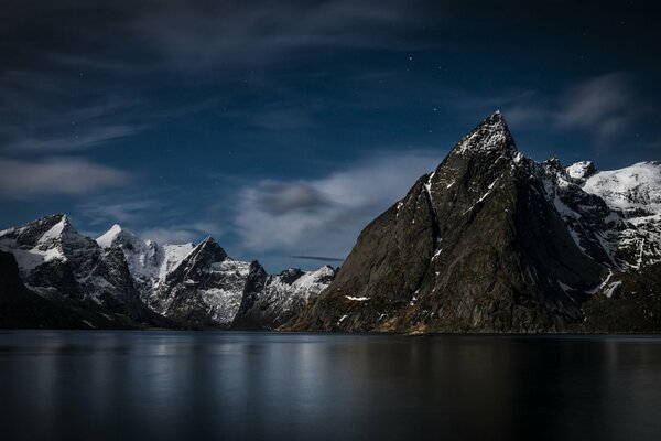 Cielo nocturno sobre las rocas