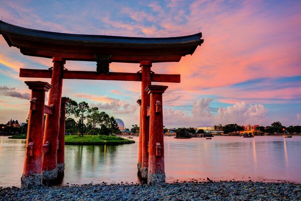 Torii voor junto al lago