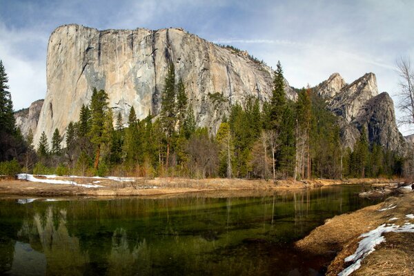 Hermoso paisaje de ríos y montañas