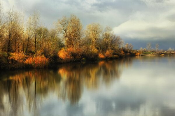 Reflejo y sol del río de otoño